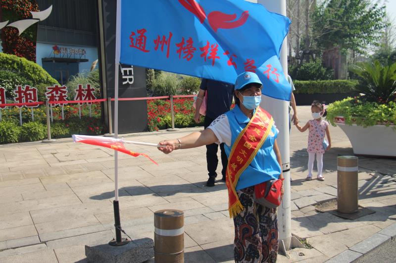 <strong>就蹭蹭按美女小嫩逼草逼</strong>